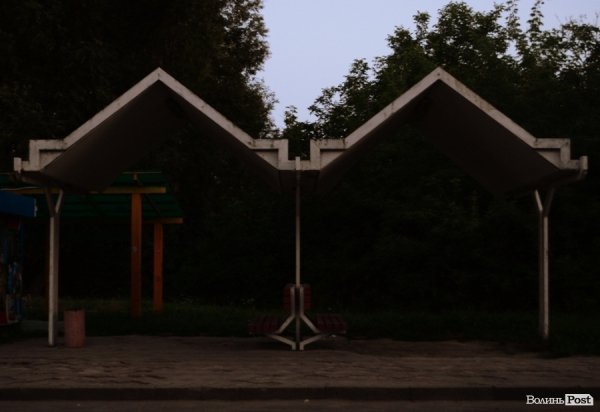 Вже незабаром на цю порожню зупинку на вулиці Теремнівській прийде перший пасажир на перший рейс