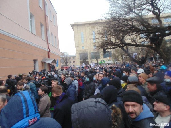 «Бойові дії» у центрі Луцька. ФОТО