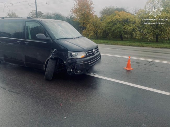 Поблизу Луцька Volkswagen зіткнувся з навчальним авто