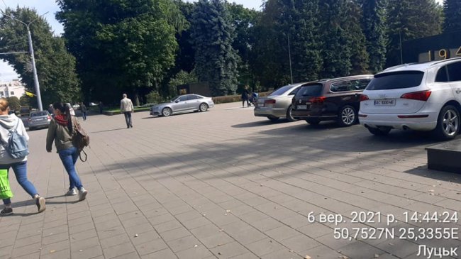 У Луцьку біля меморіалу встановлять обмежувачі паркування. ФОТО