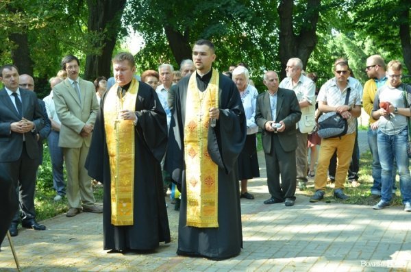 У Польщі молилися на могилах вбитих українців. ФОТО 