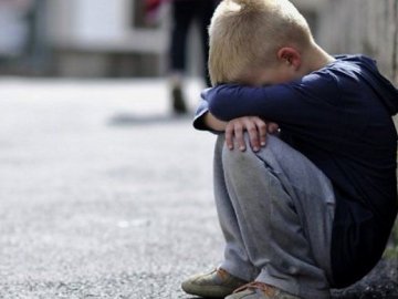 Батьки сіли в автобус, а дитину залишили на зупинці: на Волині поліцейські доправили хлопчика додому