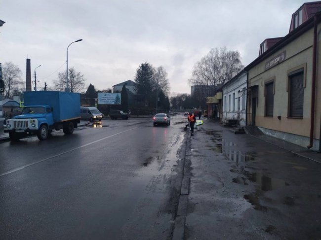 У Володимирі автівка в'їхала у дорожній знак 