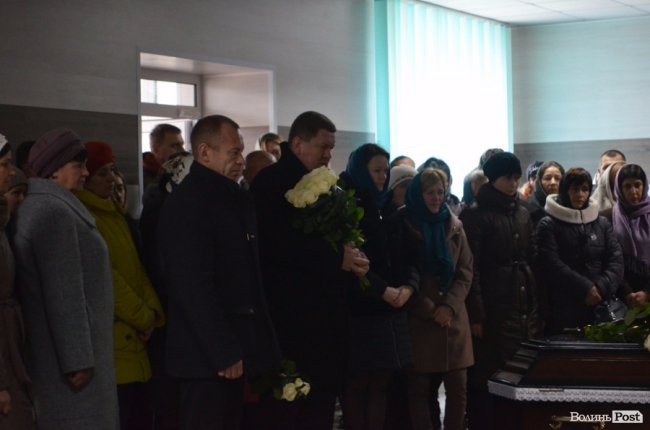 Михайло Імберовський (з букетом білих троянд)