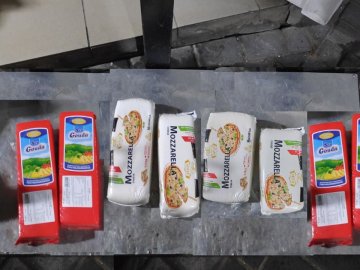 Волинські митники затримали автомобіль, який перевозив з Польщі незаконний сир. ФОТО