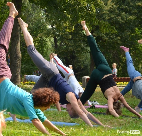 Осінь у Луцьку зустрічали йогою. ФОТО