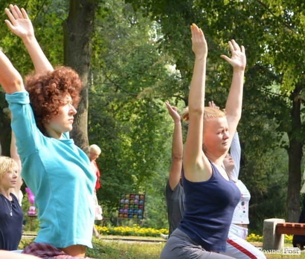 Осінь у Луцьку зустрічали йогою. ФОТО