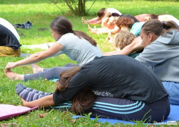 Осінь у Луцьку зустрічали йогою. ФОТО