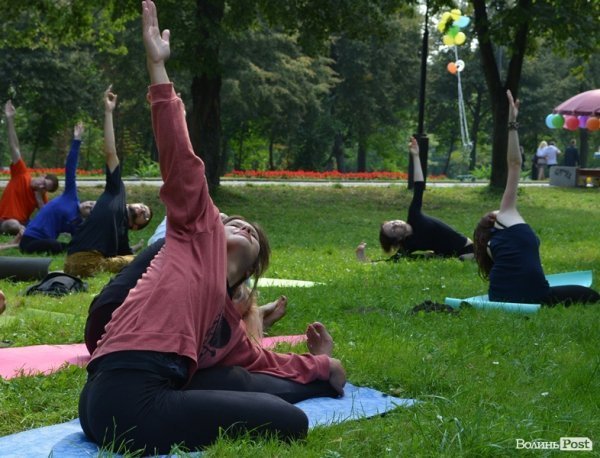 Осінь у Луцьку зустрічали йогою. ФОТО