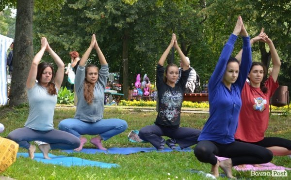 Осінь у Луцьку зустрічали йогою. ФОТО