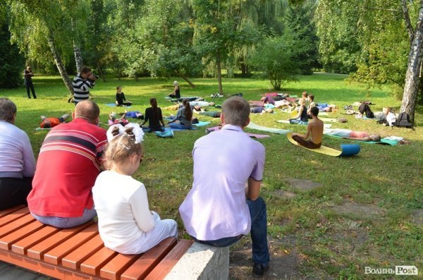Осінь у Луцьку зустрічали йогою. ФОТО