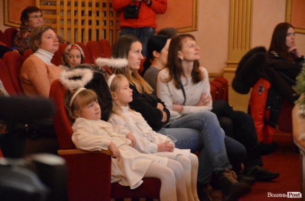 Віншування, янголи і різдвяне тепло: у Луцьку колядував фестиваль вертепів