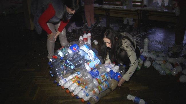 Для безпритульних тварин у Луцьку встановлюють будиночки із пластикових пляшок