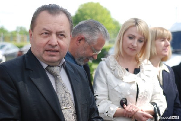 У Луцьку губернатор і мер висадили «Алею миру». ФОТО