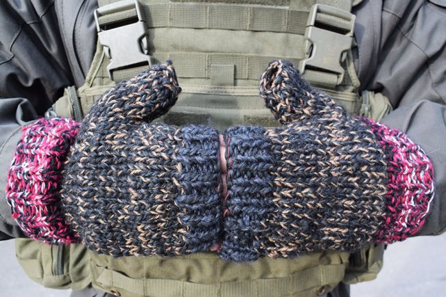 Незряча волонтерка передала бійцям ООС чергову партію в’язаних рукавиць.ФОТО