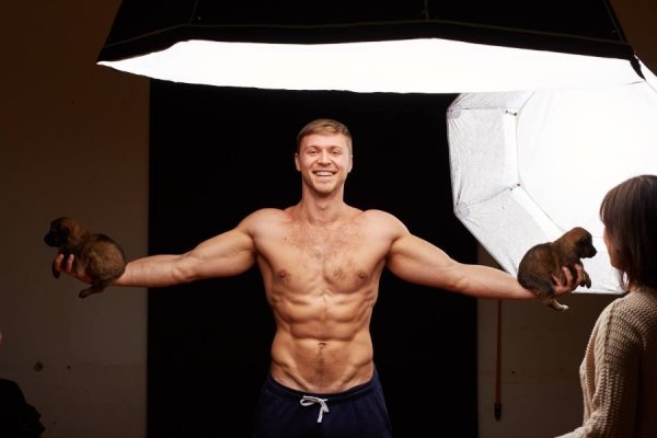 Цуценята, яких врятувала Viktoriya Mila (собака народила цуценят під лавкою на зупинці транспорту. Вікторія забрала усю сімейку до себе і вигодовує). Три майже однакових дівчинки, яким потрібні сім'ї