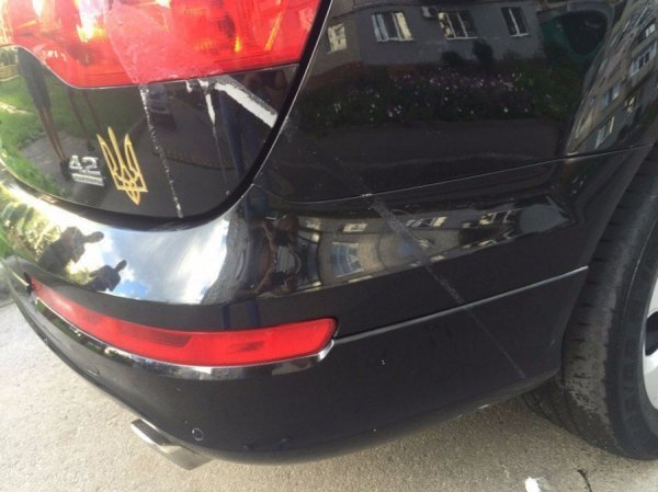 У Харкові невідомі обливають кистолотою автівки з вишиванкою. ФОТО 