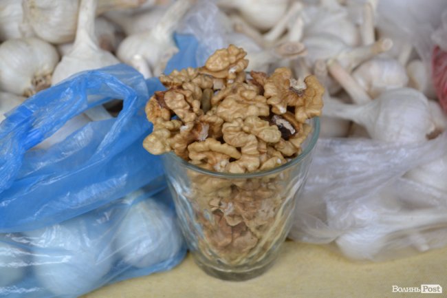 Гарбузи, журавлина та обліпиха: скільки на луцькому ринку коштують дари осені