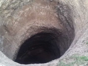 У Херсоні хлопчик впав у 8-метрову яму