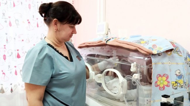 Медсестра з Луцька понад 30 років виходжує недоношених дітей. ВІДЕО