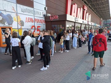 До луцького «МакДональдзу» – довжелезні черги