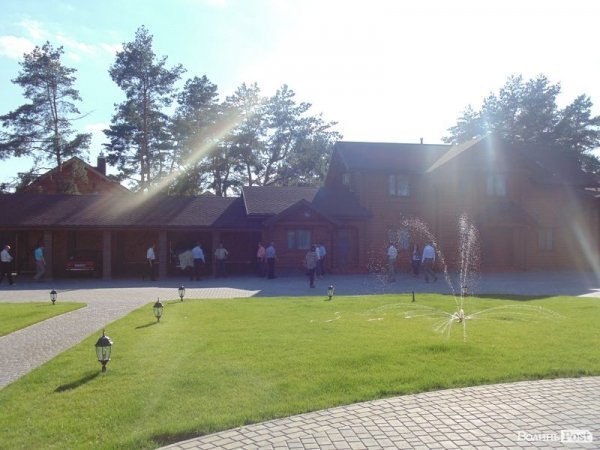 Можновладці відвідали «волинське Межигір’я». ФОТО