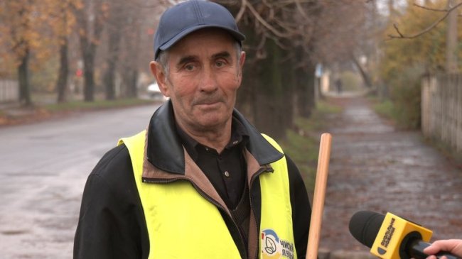 Десятки тонн: що роблять із опалим листям у Луцьку