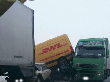 З'явилося відео з місця жахливого зіткнення 5 автівок поблизу Голоб