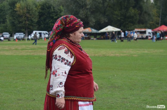 Урожай, частування та співи: у Луцьку святкують «Обжинки»