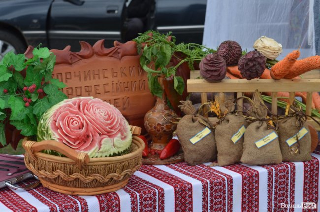 Урожай, частування та співи: у Луцьку святкують «Обжинки»