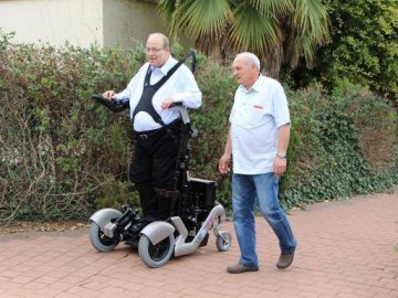 Ізраїльські вчені винайшли візок, який допомагає людині встати
