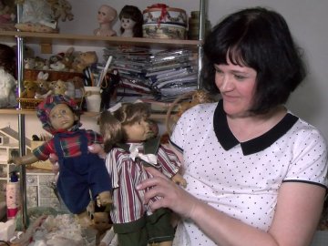 Медсестра з Луцька колекціонує і реставрує ляльки. ВІДЕО