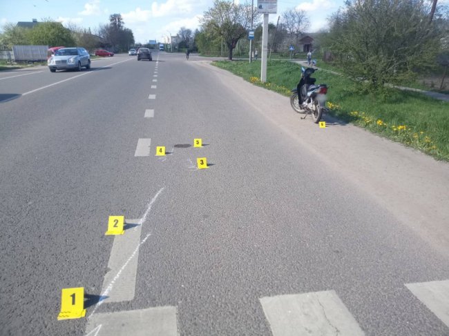 На Волині мопедист на пішохідному переході збив 25-річну дівчину 