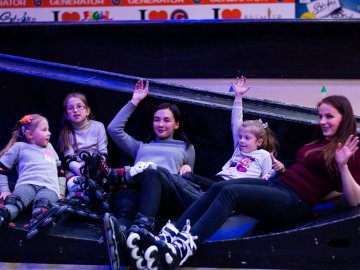 У Луцьку особливі діти з посадовцями вчилися кататися на роликах. ФОТО