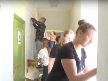 Нідерландські волонтери ремонтують дитячий притулок на Волині. ВІДЕО