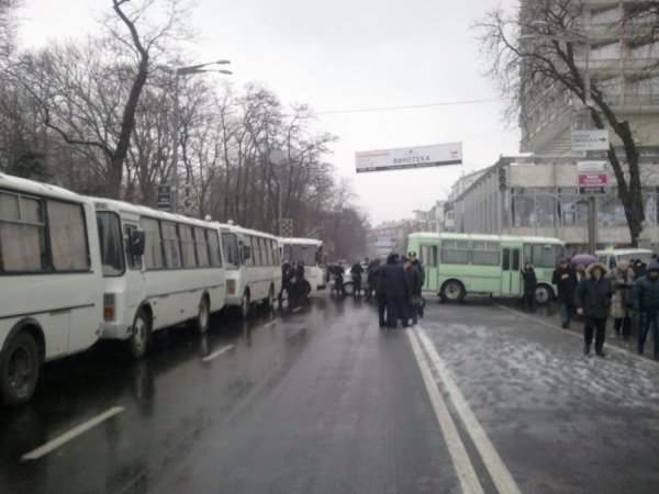 У Києві п'ятий день блокують Раду і Кабмін. ФОТО