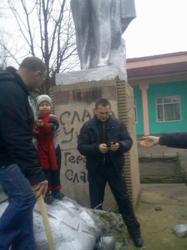 «Ленін, гудбай»: повалені ідоли на Волині. ФОТО