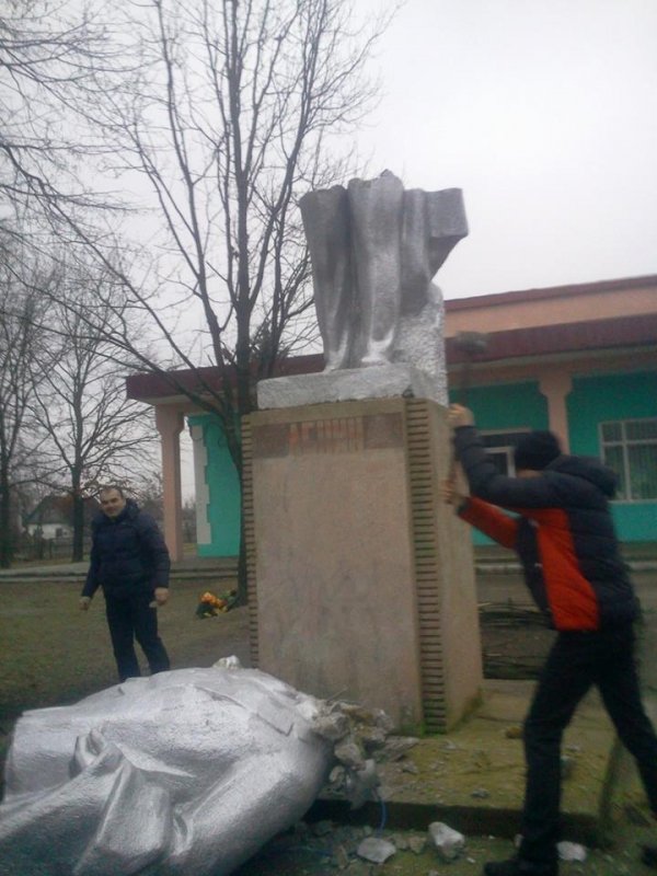 «Ленін, гудбай»: повалені ідоли на Волині. ФОТО