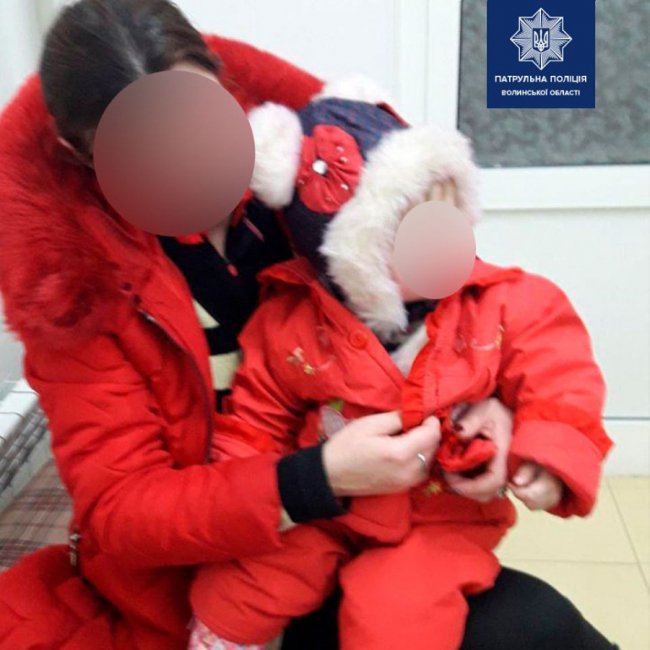 У Луцьку п'яна матір посеред вулиці залишила дитину у візочку. ФОТО