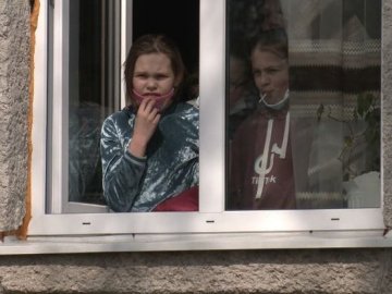 Туалет – на вулиці, а їдальня і спортзал – далеко від школи: на Волині діти вчаться у приміщенні, де мало бути кафе. ВІДЕО