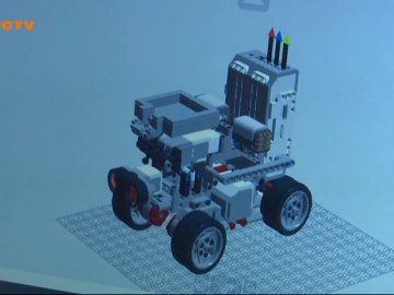 Розносить ліки та проводить обходи: 16-річна українка створила медробота. ВІДЕО