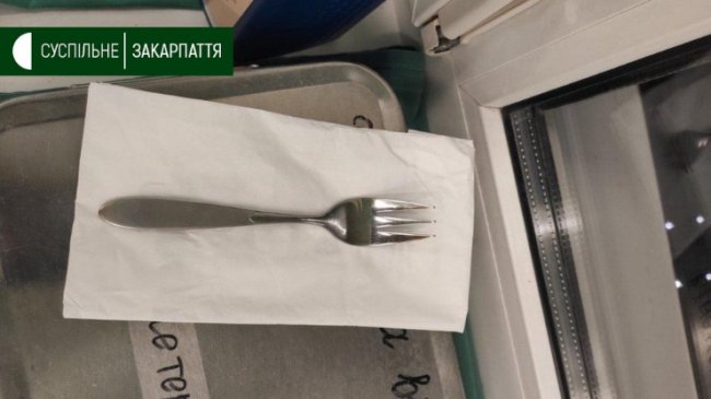 В Ужгороді чоловік жив з виделкою у шлунку три місяці. ФОТО