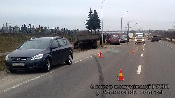 Під Луцьком вантажівка зіткнулася з легковиком. ФОТО