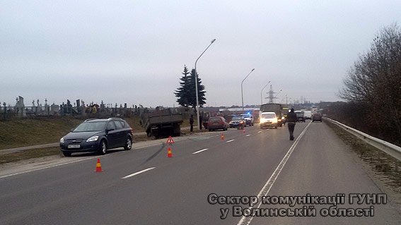 Під Луцьком вантажівка зіткнулася з легковиком. ФОТО