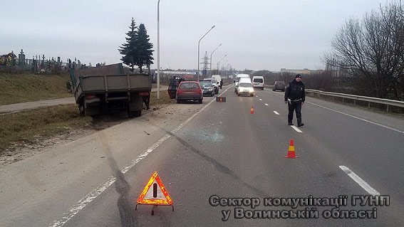 Під Луцьком вантажівка зіткнулася з легковиком. ФОТО