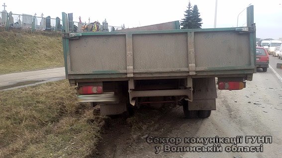Під Луцьком вантажівка зіткнулася з легковиком. ФОТО