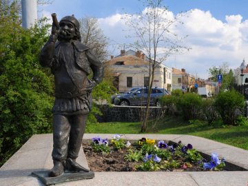 «Ген злодійства живе у вас назавжди»: у Луцьку з клумб покрали квіти