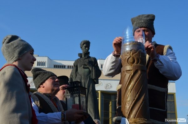 На «Різдві у Луцьку» вогнем з Віфлеєму підпалили майже 2-метрову свічку. ФОТО