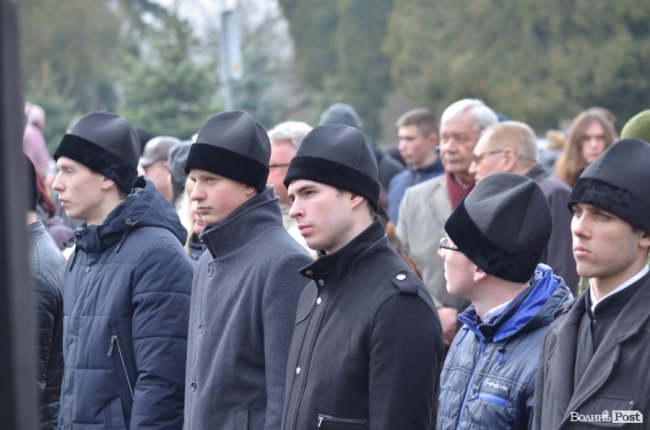 У Луцьку поклали квіти до пам’ятника Шевченку. ФОТО