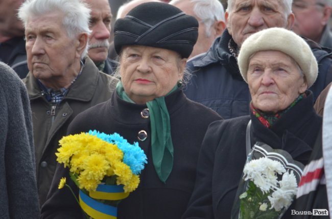 У Луцьку поклали квіти до пам’ятника Шевченку. ФОТО